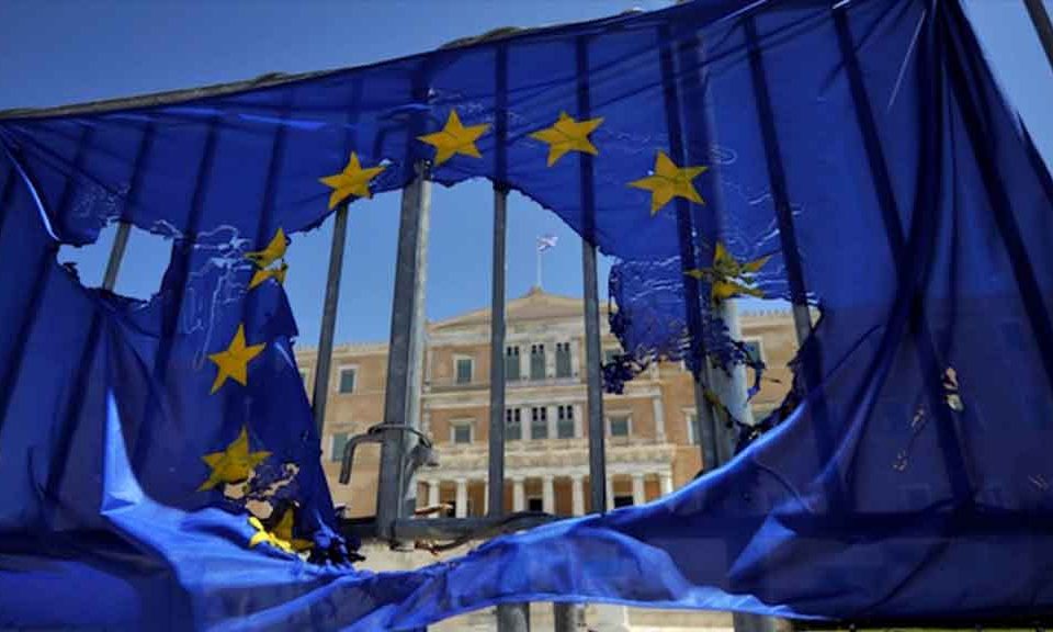 Grecia, M5S: ‘Finto salvataggio, il 95 per cento degli aiuti sono finiti alle banche francesi e tedesche’