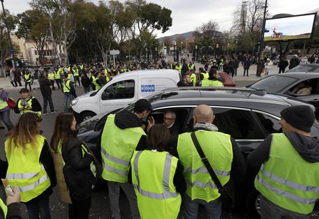 I gilet gialli bloccano depositi di carburante in Francia