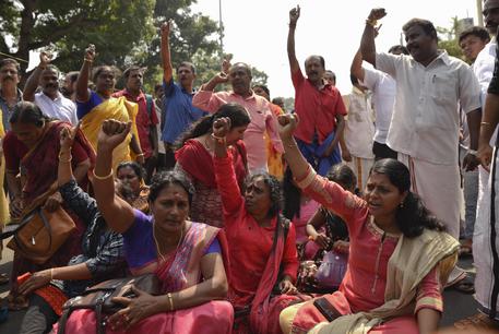 Due donne riescono a entrare in tempio, proteste in India