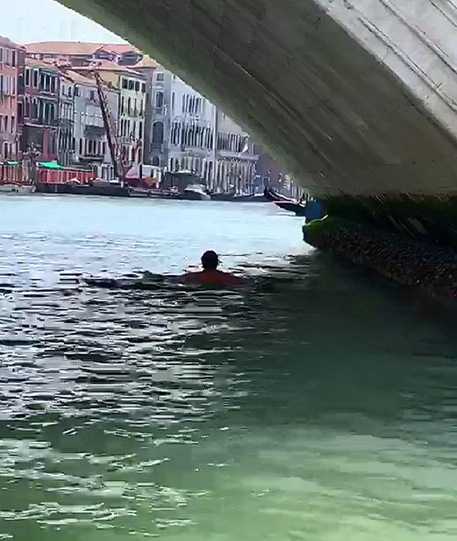 Venezia,turisti fanno bagno Canal Grande