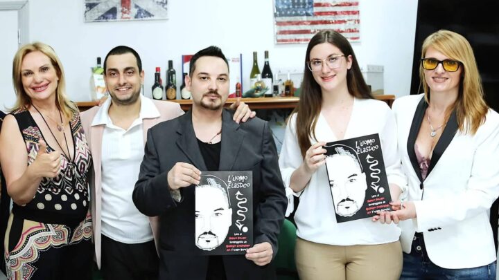 Nunzio Bellino e Giuseppe Cossentino presentano ” L’Uomo Elastico” il libro a fumetti a Napoli: un successo di stampa e pubblico