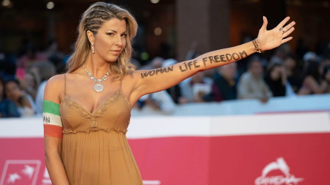 Claudia Conte protesta contro le uccisioni in Iran alla Festa del cinema di Roma